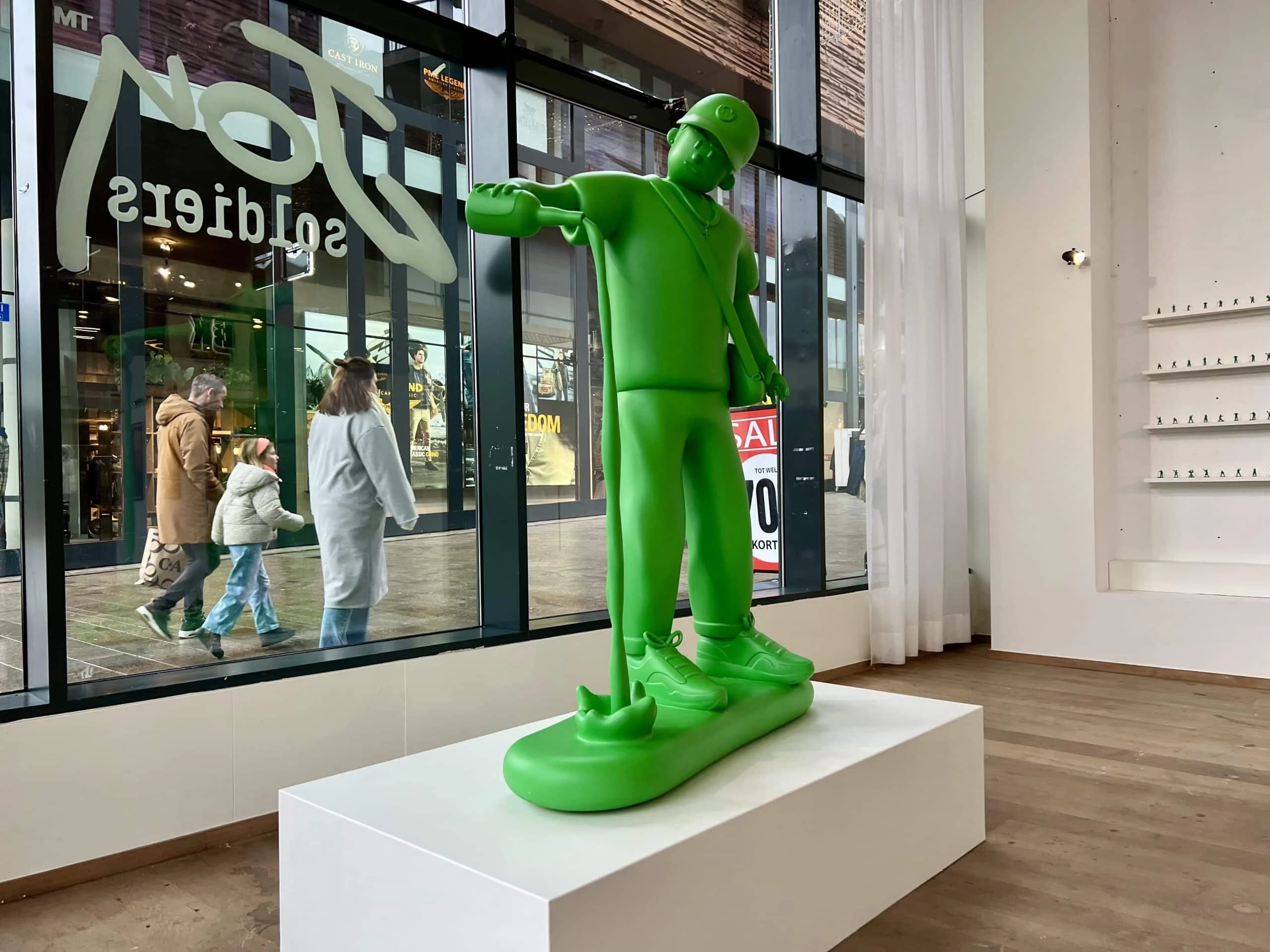 Groot formaat 3D geprinte figuur op sokkel